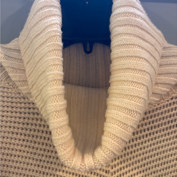 ✨ Banana Republic Merino Wool Poncho – M/L ✨ - Picture 5 of 7